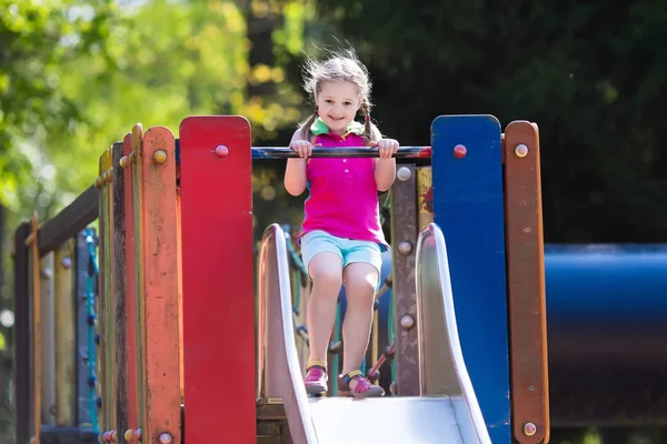 Kind spielt im Sommer auf Spielplatz im Freien — Stockfoto