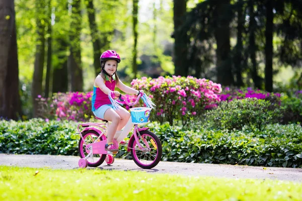 Kind rijden fiets. Kind op fiets. — Stockfoto