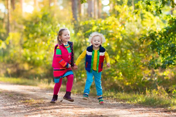 Niños jugando en el parque de otoño —  Fotos de Stock