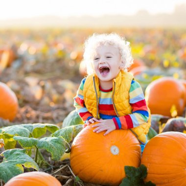 Kabak yama üzerinde oynayan çocuk