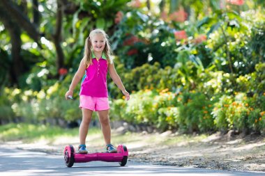 Vurgulu kurulu çocuk. Çocuklar binmek scooter.