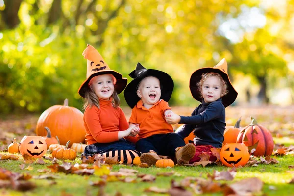 Cadılar Bayramı kostümleri kabaklar çocuklarla