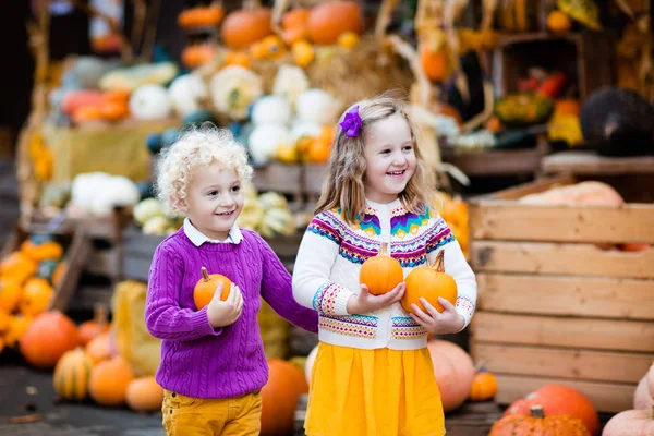 Kinderen plezier op pompoen patch — Stockfoto