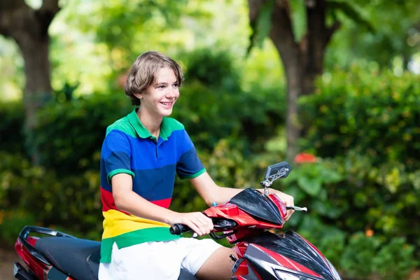 Подросток на скутере. Мальчик на мотоцикле . — стоковое фото