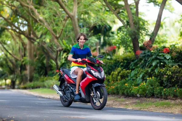 Tiener paardrijden scooter. Jongen op motorfiets. — Stockfoto