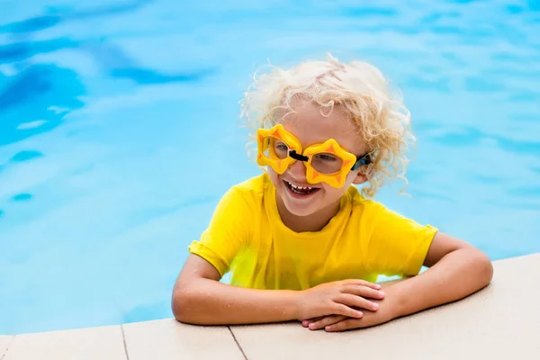 Το παιδί με τα γυαλιά στην πισίνα. Τα παιδιά κολυμπούν. — Φωτογραφία Αρχείου
