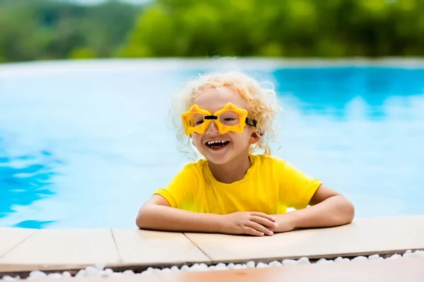 Child with goggles in swimming pool. Kids swim. — Stock Photo, Image