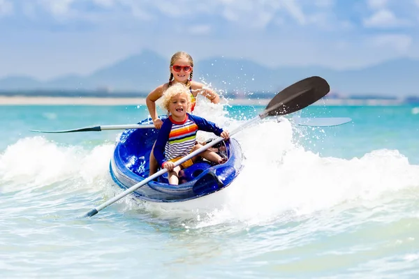 Niños navegando en kayak en el océano. Niños en kayak en mar tropical — Foto de Stock