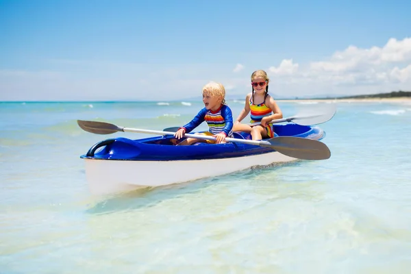 子供たちは海でカヤックします。熱帯の海でカヤックの子供たち — ストック写真