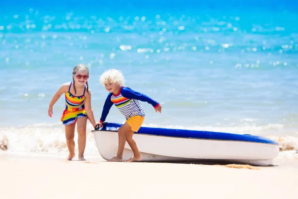 子供たちは海でカヤックします。熱帯の海でカヤックの子供たち — ストック写真