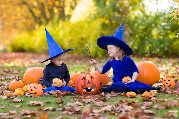 Діти з гарбузами в костюмах Хеллоуїна — стокове фото