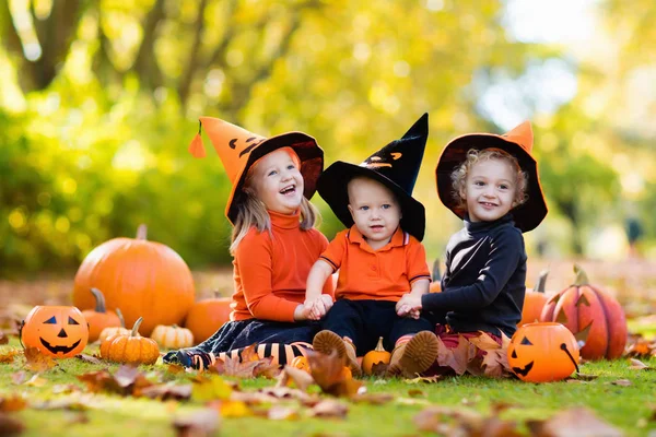 Niños con calabazas en disfraces de Halloween —  Fotos de Stock