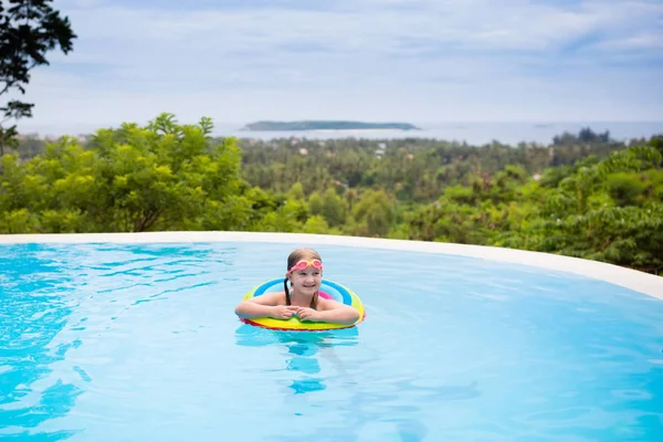 Bambino con occhiali in piscina. I bambini nuotano . — Foto Stock