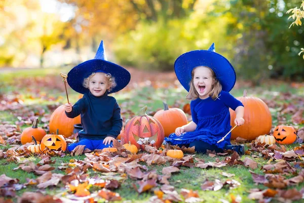 Kinder mit Kürbissen in Halloween-Kostümen — Stockfoto