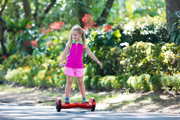 Vurgulu kurulu çocuk. Çocuklar binmek scooter.