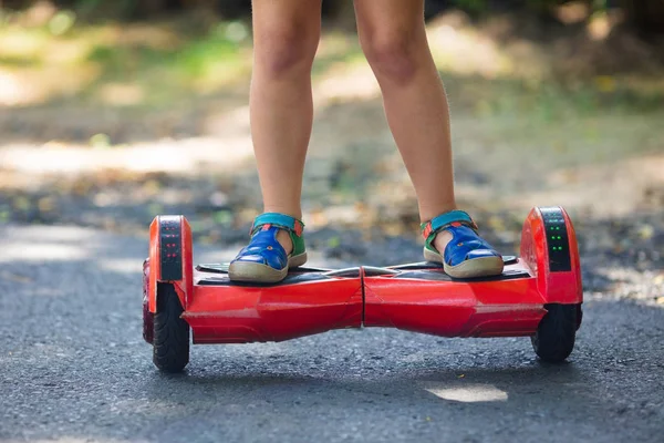 Vurgulu kurulu çocuk. Çocuklar binmek scooter.