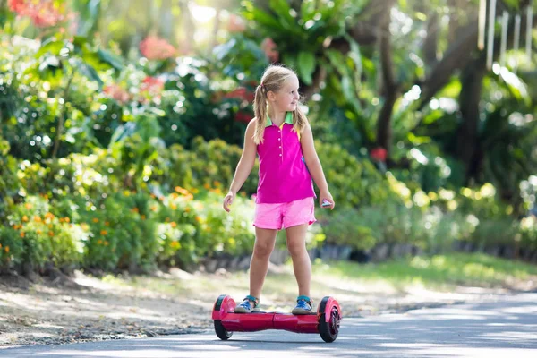 Vurgulu kurulu çocuk. Çocuklar binmek scooter.