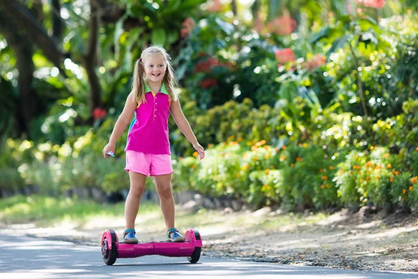 Vurgulu kurulu çocuk. Çocuklar binmek scooter.