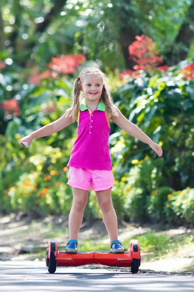 Vurgulu kurulu çocuk. Çocuklar binmek scooter.