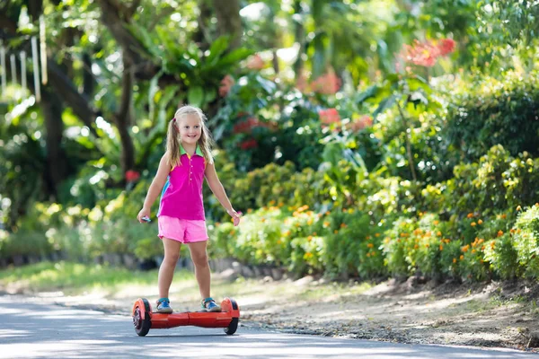 Niño en tabla flotante. Niños montan scooter . — Foto de Stock