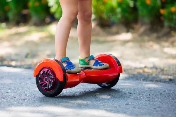 Vurgulu kurulu çocuk. Çocuklar binmek scooter.