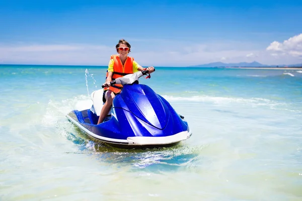Adolescente en moto acuática. Adolescente edad niño esquí acuático . — Foto de Stock