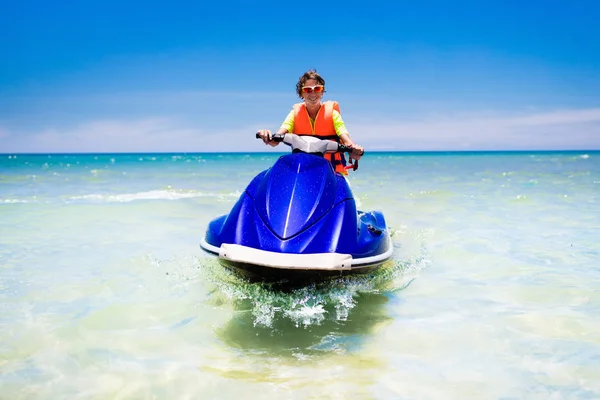 Adolescente en moto acuática. Adolescente edad niño esquí acuático . —  Fotos de Stock