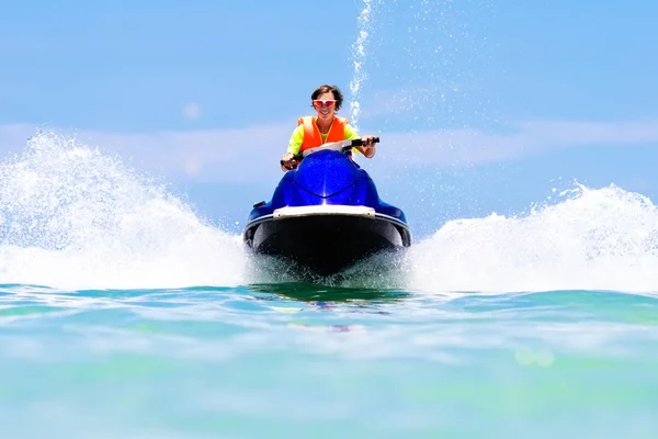 Tiener op water scooter. Tiener leeftijd jongen waterskiën. — Stockfoto