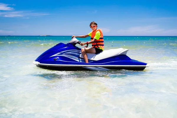 Tiener op water scooter. Tiener leeftijd jongen waterskiën. — Stockfoto