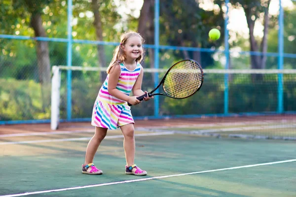 Enfant jouant au tennis sur un court extérieur — Photo