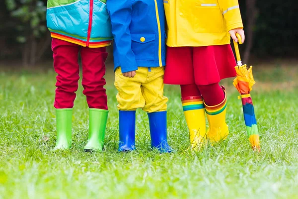 Kinderen in de regen laarzen. Rubber laarzen voor kinderen. — Stockfoto