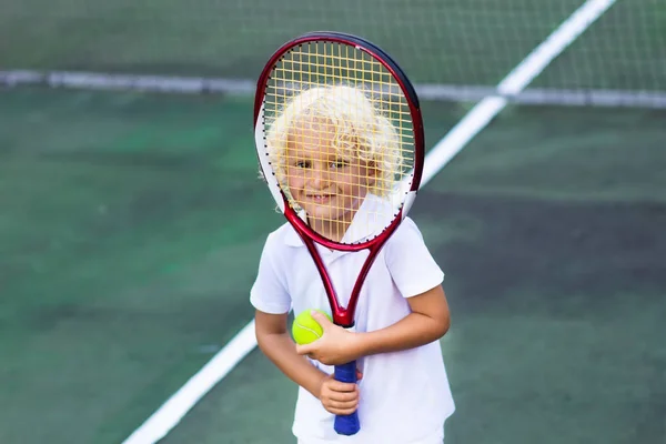 Dítě hrající tenis na venkovní kurt — Stock fotografie