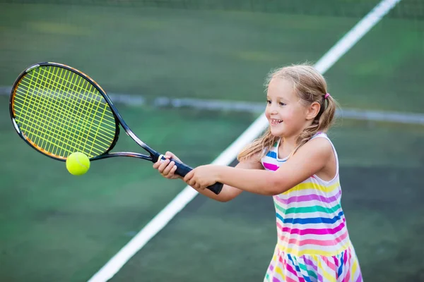 Дитина грає в теніс на відкритому корті — стокове фото