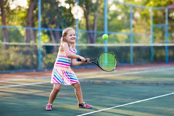 Bambino che gioca a tennis sul campo all'aperto — Foto Stock