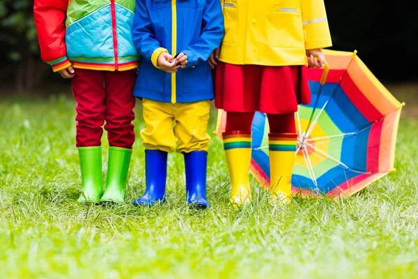 Des enfants en bottes de pluie. Bottes en caoutchouc pour enfants . — Photo