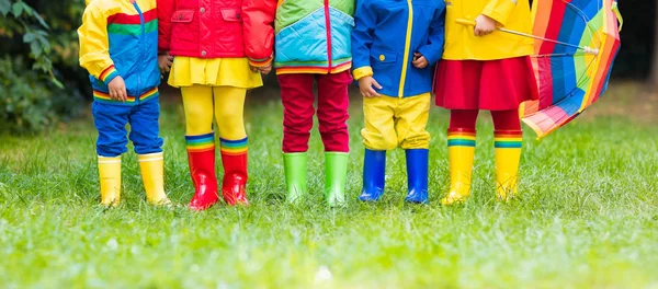 Crianças com botas de chuva. Botas de borracha para crianças . — Fotografia de Stock