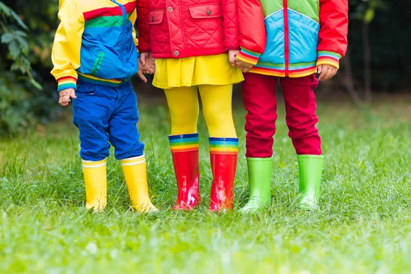 Crianças com botas de chuva. Botas de borracha para crianças . — Fotografia de Stock