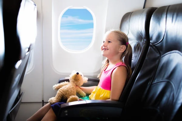 Kind im Flugzeug. Flucht mit Kindern. Familienflug. — Stockfoto