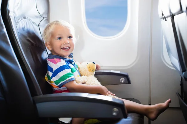 Niño volando en avión.Vuelo con niños . — Foto de Stock