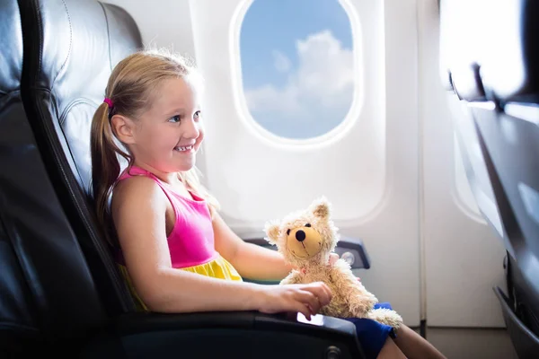 Niño en avión. Vuelo con niños. Vuelo familiar . — Foto de Stock