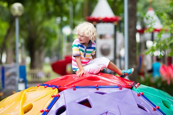 Bambino nel parco giochi della scuola. I bambini giocano . — Foto Stock