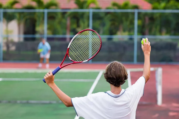 Bambino che gioca a tennis sul campo all'aperto — Foto Stock