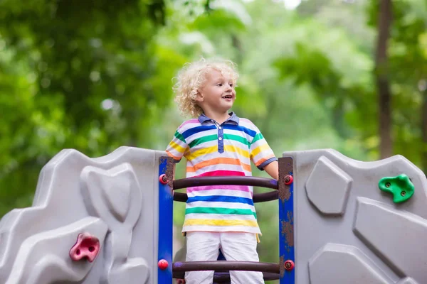 Kind auf dem Schulhof. Kinder spielen. — Stockfoto