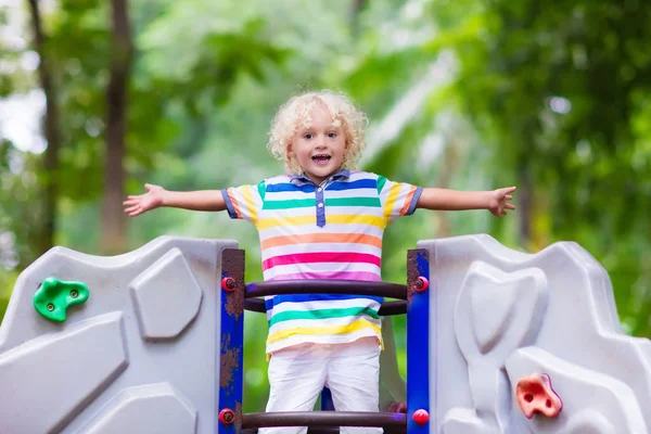 Un enfant sur le terrain de jeu de l'école. Les enfants jouent . — Photo