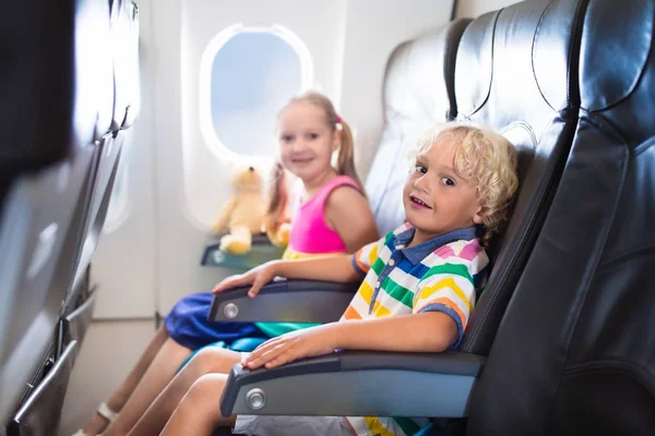 Niños volando en avión. Fligh con niños . — Foto de Stock