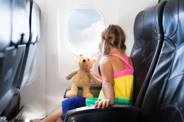 Niño en avión. Vuelo con niños. Vuelo familiar . — Foto de Stock