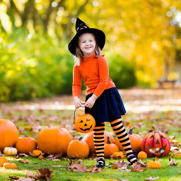 Malá dívka v kostýmu čarodějnice na Halloween trik nebo dárek — Stock fotografie