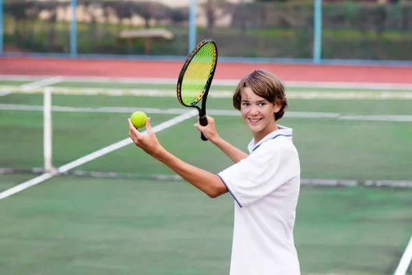 Enfant jouant au tennis sur un court extérieur — Photo