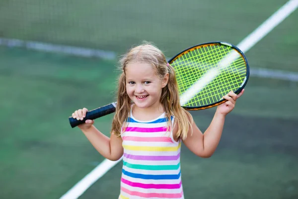 Kind spielt Tennis auf Außenplatz — Stockfoto
