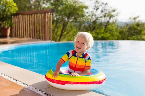 Baby i poolen. Barnen simma. Barn sommaren roligt. — Stockfoto